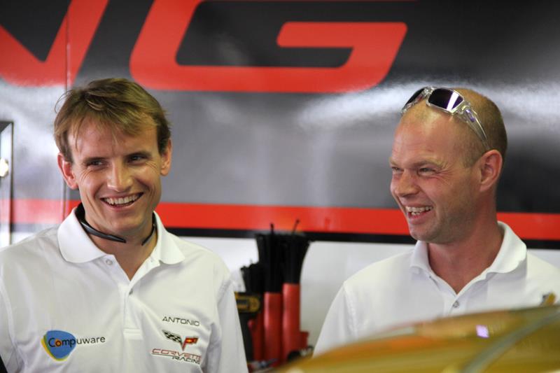 Jan Magnussen og hans spanske Corvette holdkammerat Antonio Garcia går efter sejren i gaderne i Long Beach
(Foto: Jan Kaiser)
